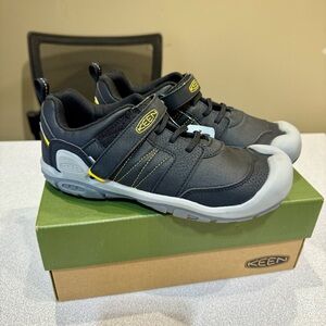 Keen Knotch Peak Black Yellow Outdoor Closed Toe Shoes Toddler Size 6 NEW In Box